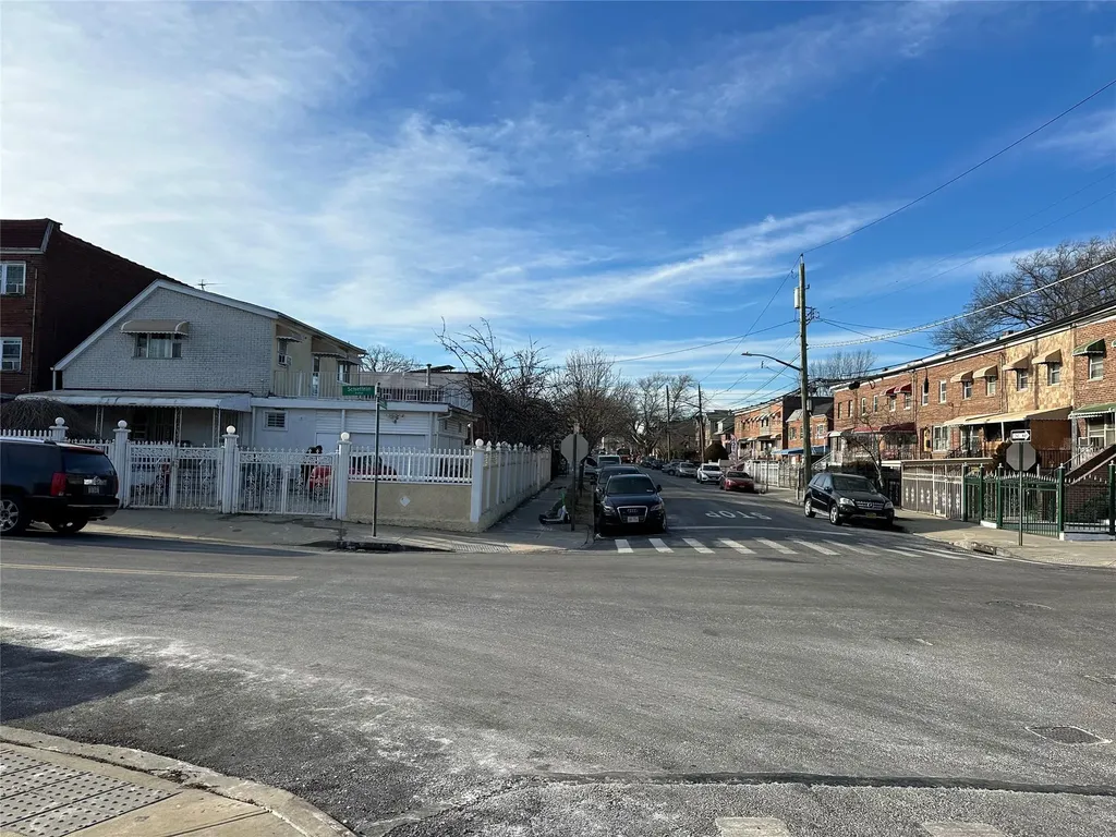 1817 Schieffelin Avenue Bronx NY 10466