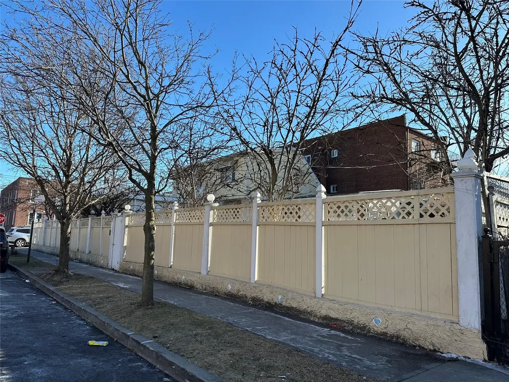 1817 Schieffelin Avenue Bronx NY 10466