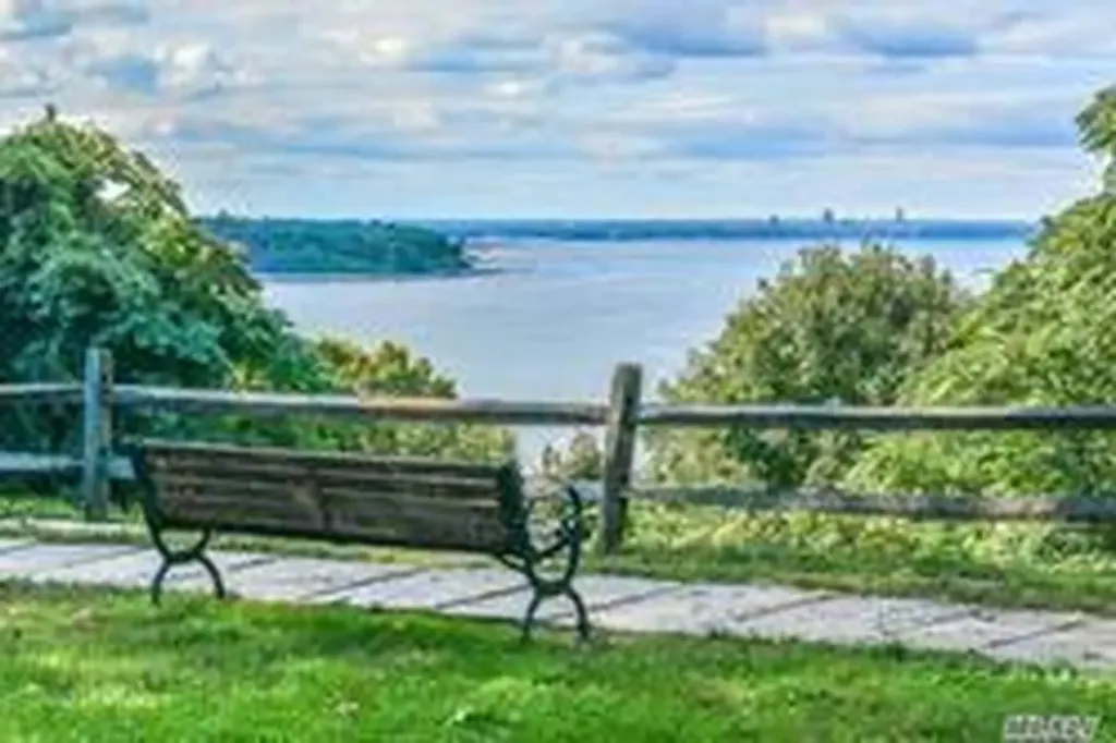 106 14th Avenue Sea Cliff NY 11579
