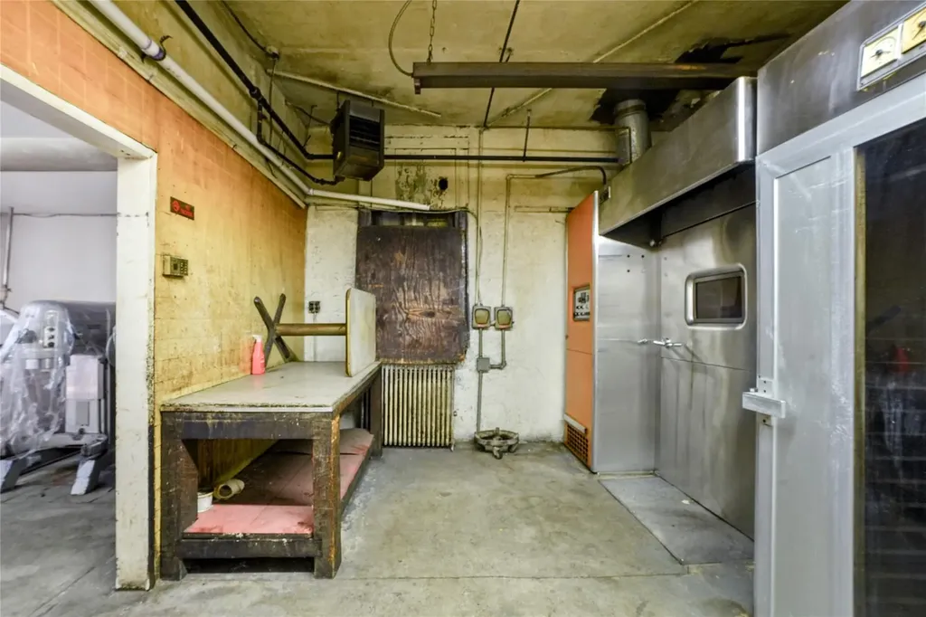 55-01 Metropolitan Ridgewood NY 11385