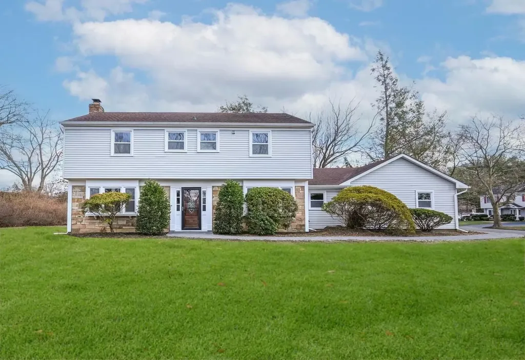 18 Mapleshade Lane Stony Brook NY 11790