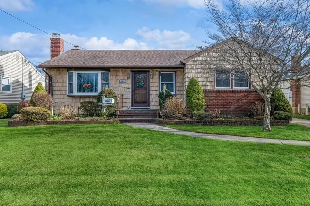 676 Pleasant Avenue Westbury NY 11590