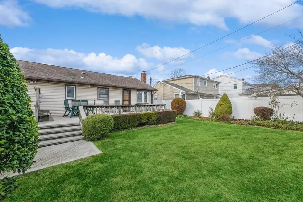676 Pleasant Avenue Westbury NY 11590