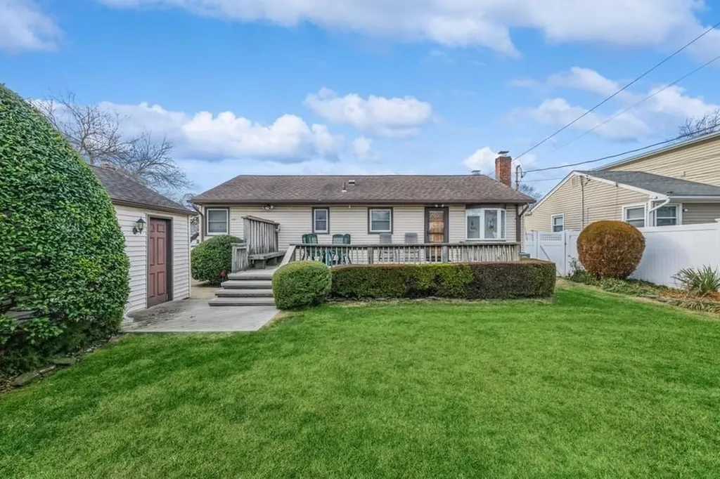 676 Pleasant Avenue Westbury NY 11590