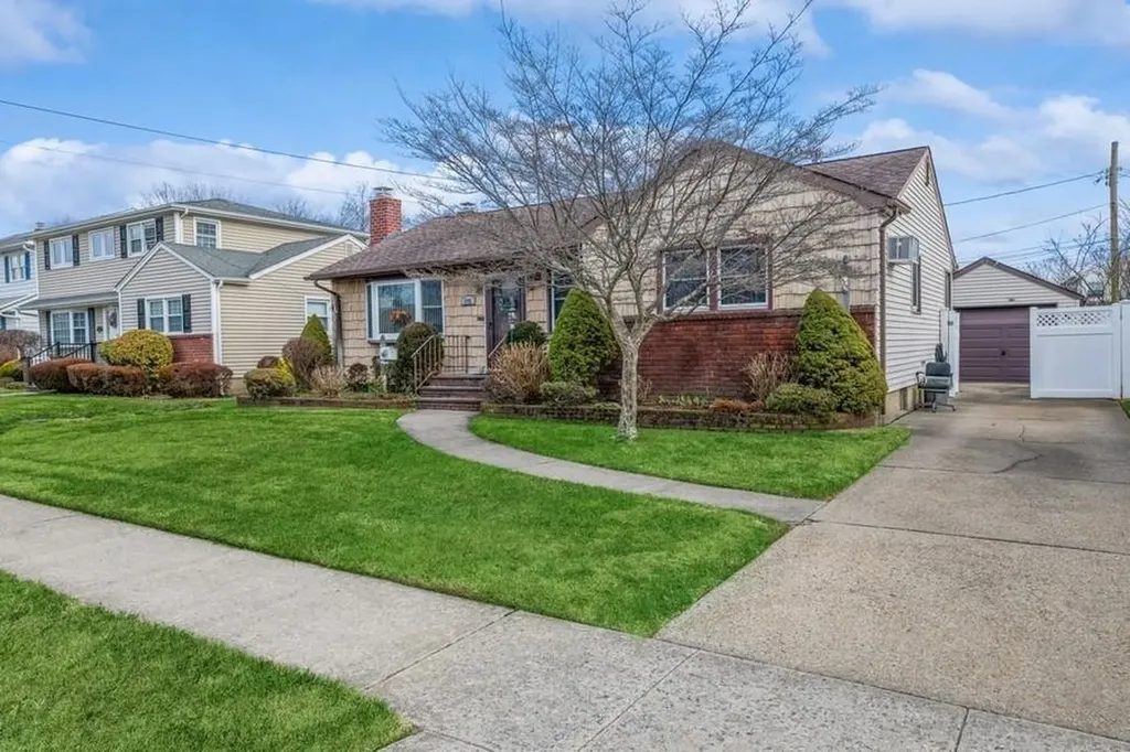 676 Pleasant Avenue Westbury NY 11590