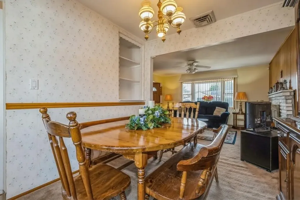 676 Pleasant Avenue Westbury NY 11590