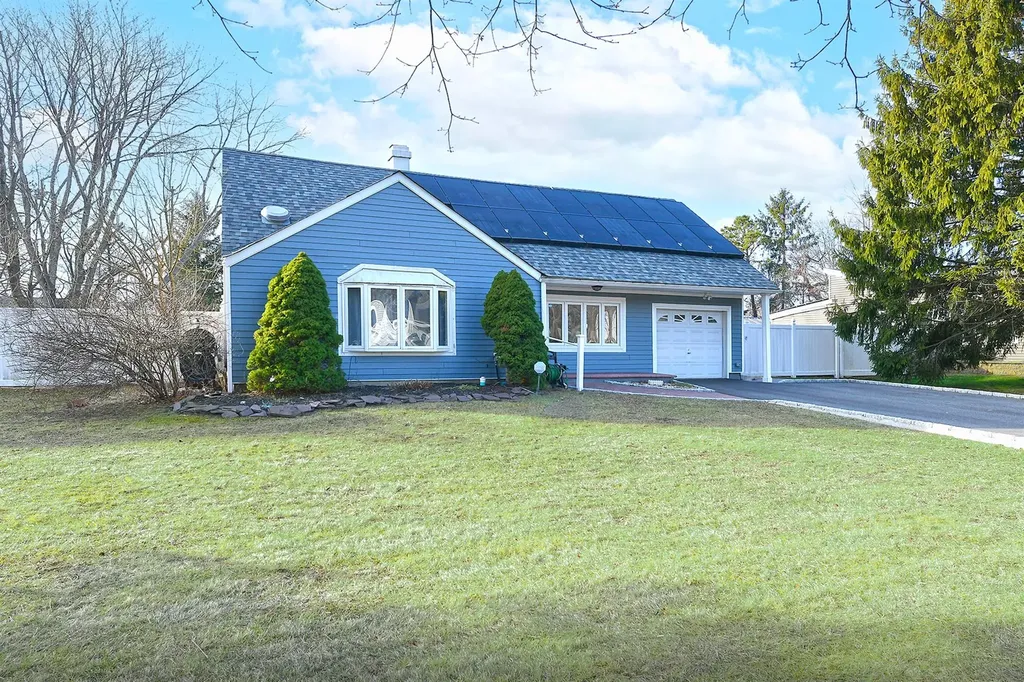 66 White Pine Way Medford NY 11763