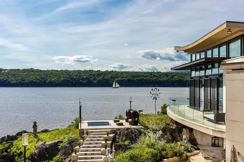 46 Ledgerock Lane Hyde Park NY 12538