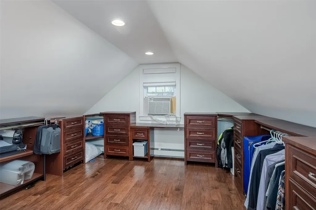 824 Venetian Boulevard Lindenhurst NY 11757