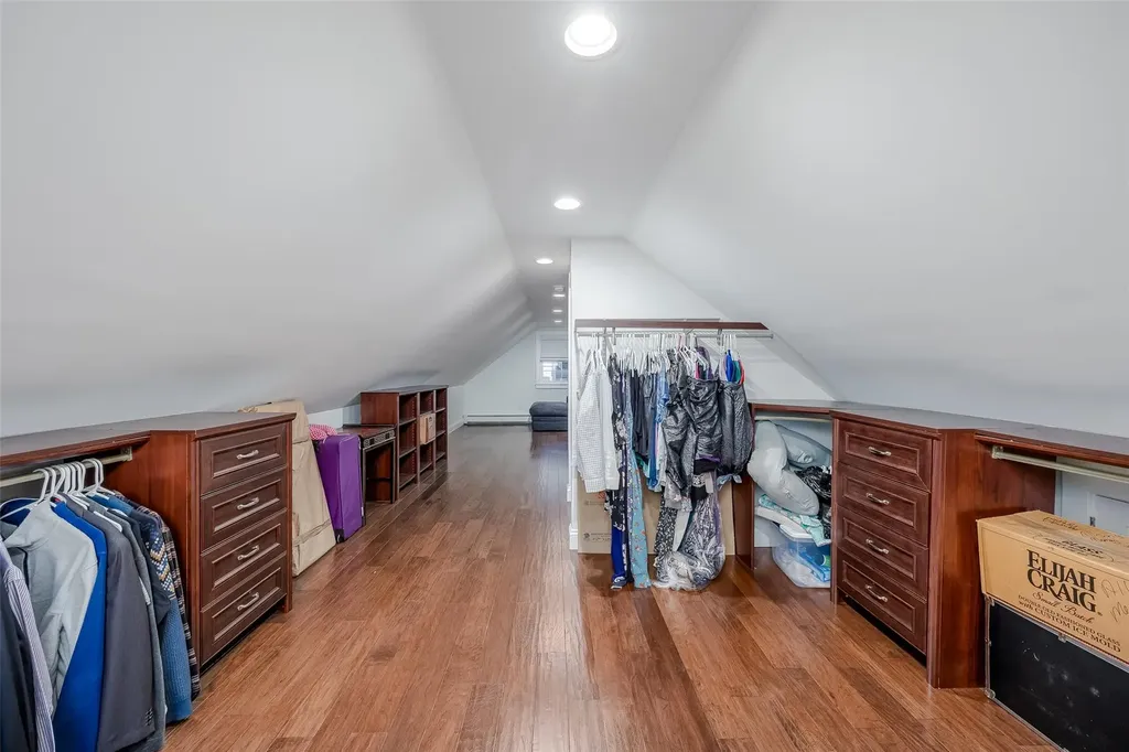 824 Venetian Boulevard Lindenhurst NY 11757