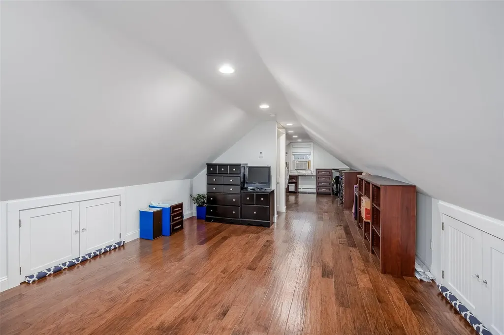 824 Venetian Boulevard Lindenhurst NY 11757