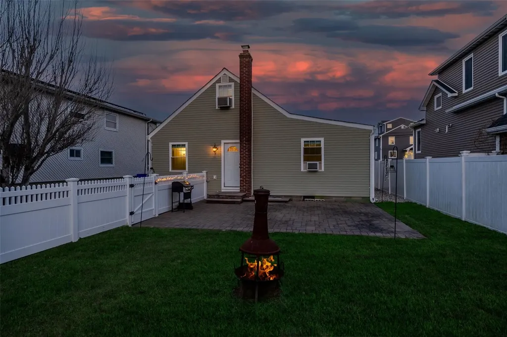 824 Venetian Boulevard Lindenhurst NY 11757