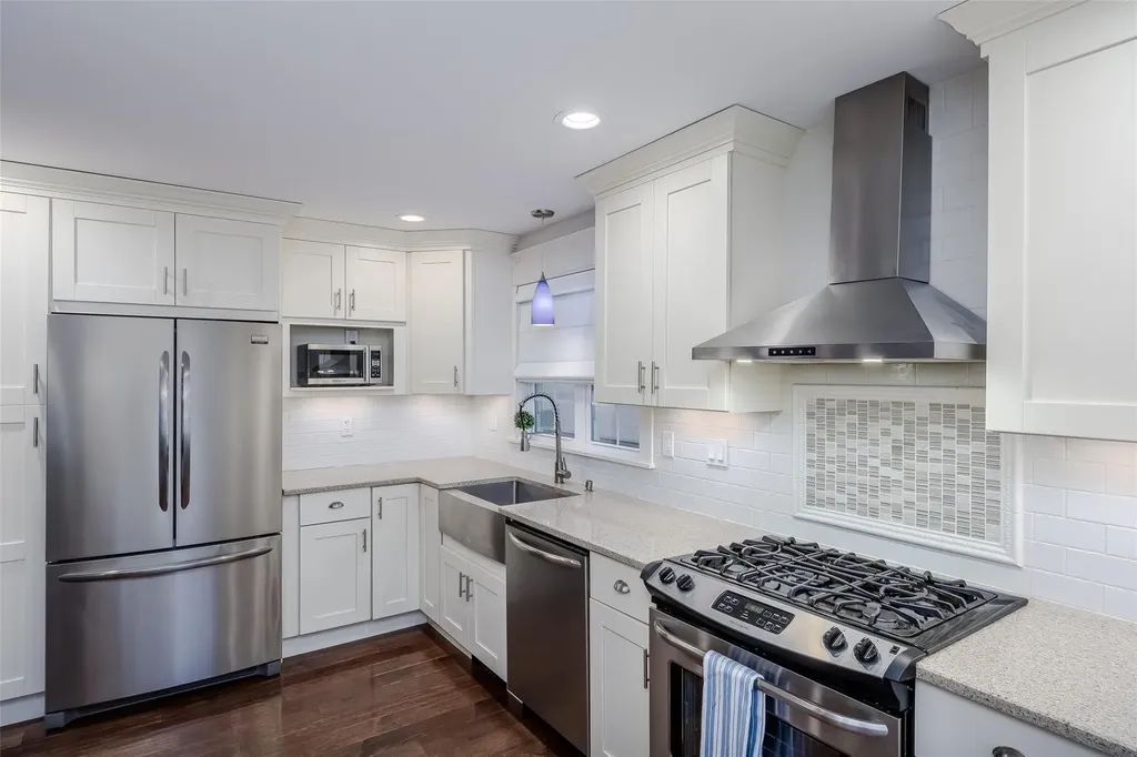 824 Venetian Boulevard Lindenhurst NY 11757