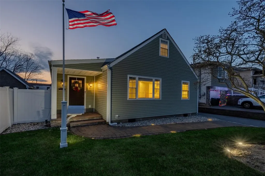824 Venetian Boulevard Lindenhurst NY 11757