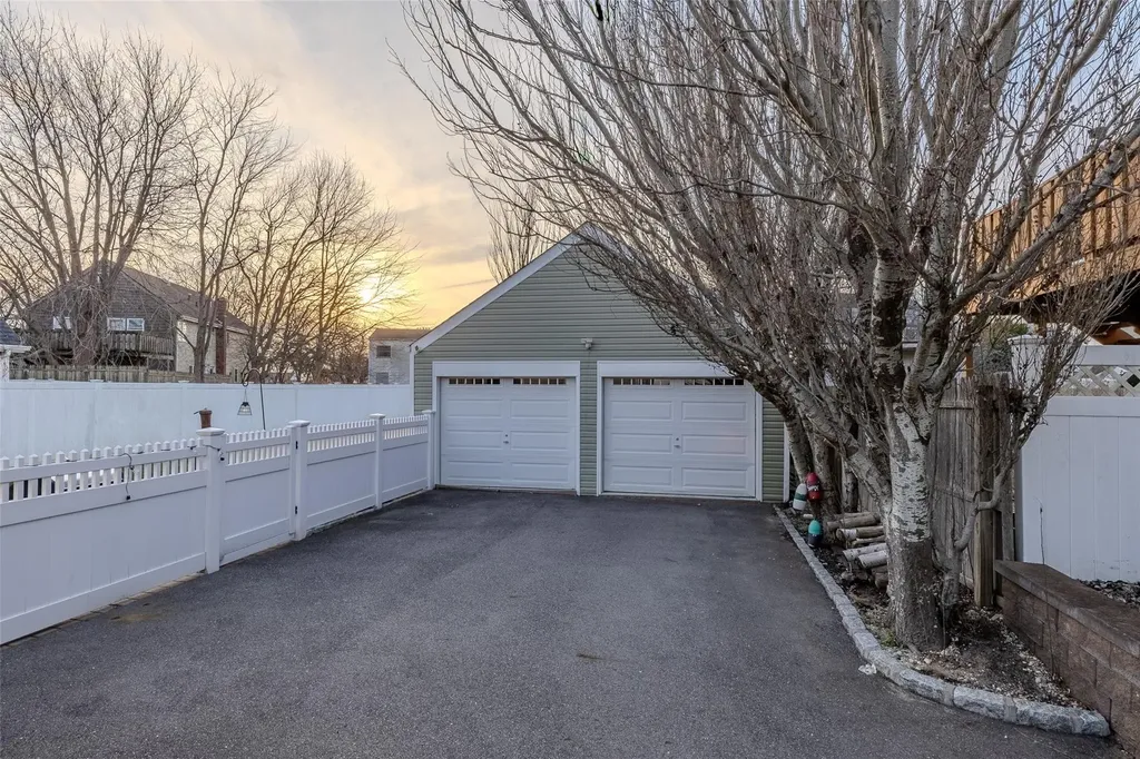 824 Venetian Boulevard Lindenhurst NY 11757