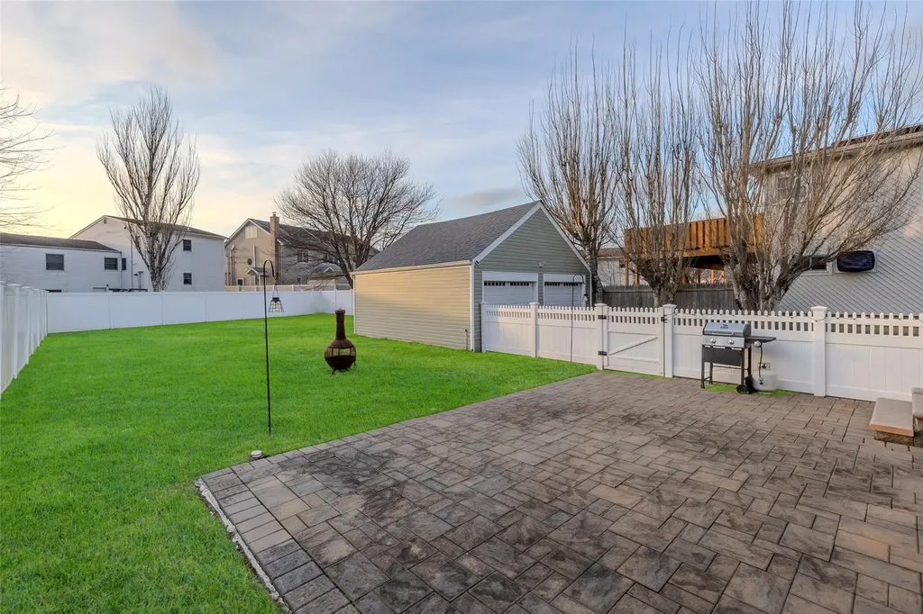824 Venetian Boulevard Lindenhurst NY 11757
