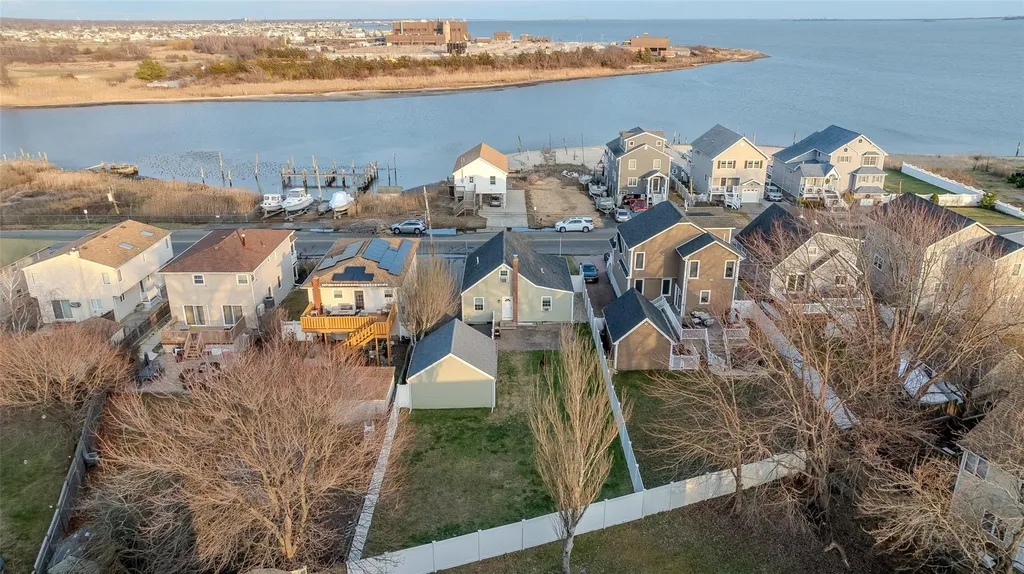 824 Venetian Boulevard Lindenhurst NY 11757