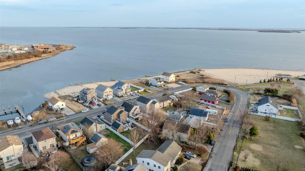824 Venetian Boulevard Lindenhurst NY 11757
