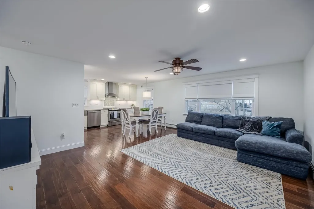 824 Venetian Boulevard Lindenhurst NY 11757