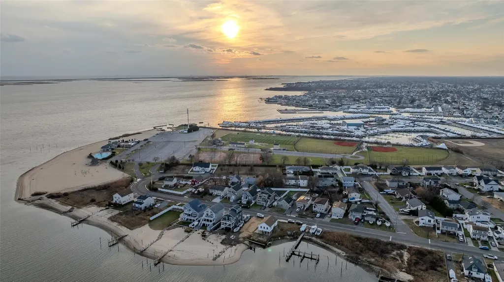 824 Venetian Boulevard Lindenhurst NY 11757