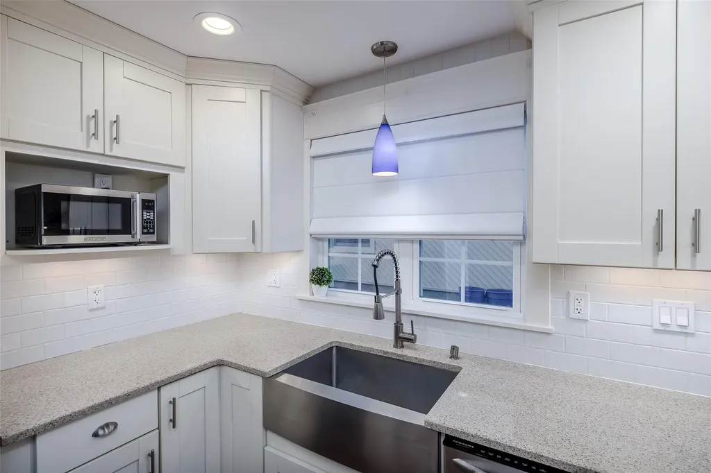 824 Venetian Boulevard Lindenhurst NY 11757