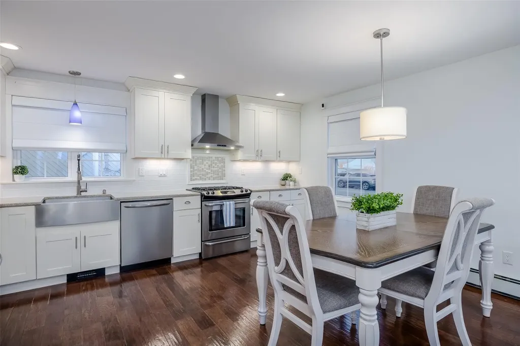 824 Venetian Boulevard Lindenhurst NY 11757