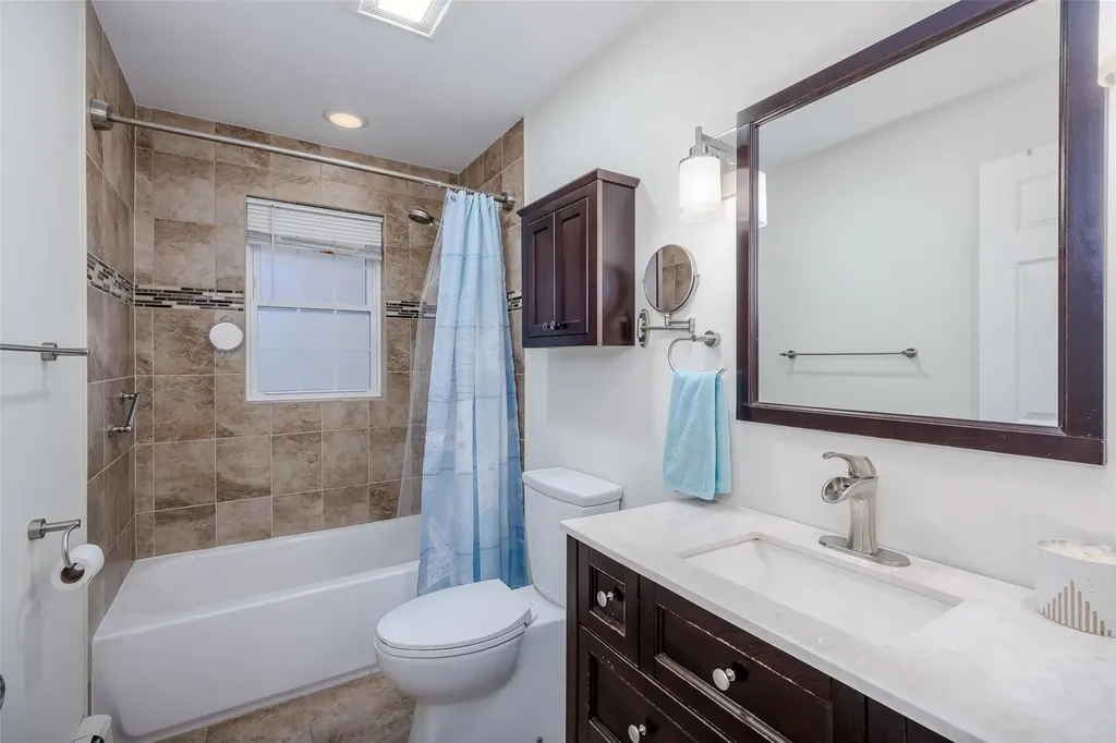 824 Venetian Boulevard Lindenhurst NY 11757