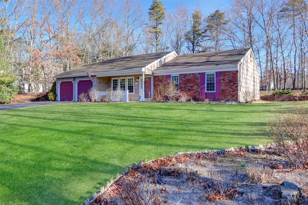 9 Cavalier Court Ridge NY 11961