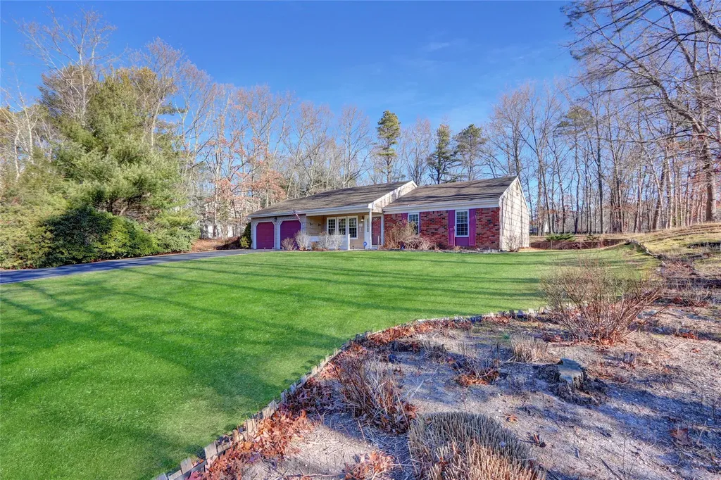 9 Cavalier Court Ridge NY 11961