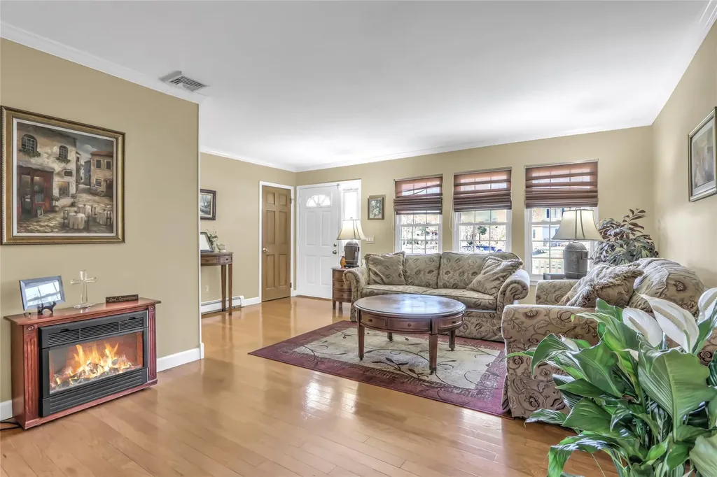 9 Cavalier Court Ridge NY 11961