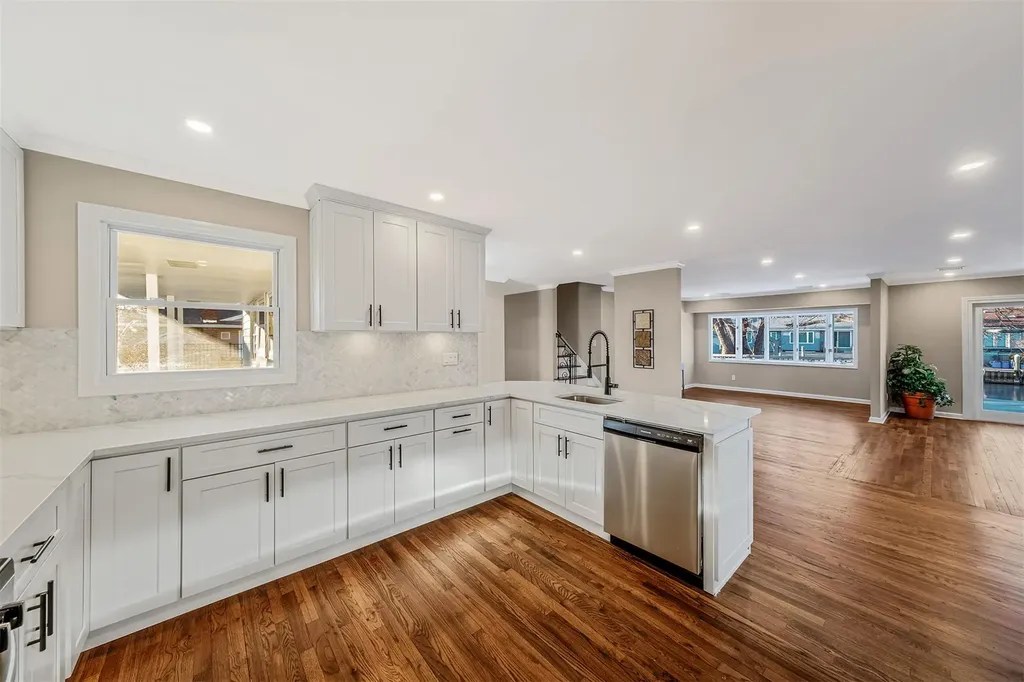 305 Dolphin Lane West Babylon NY 11704