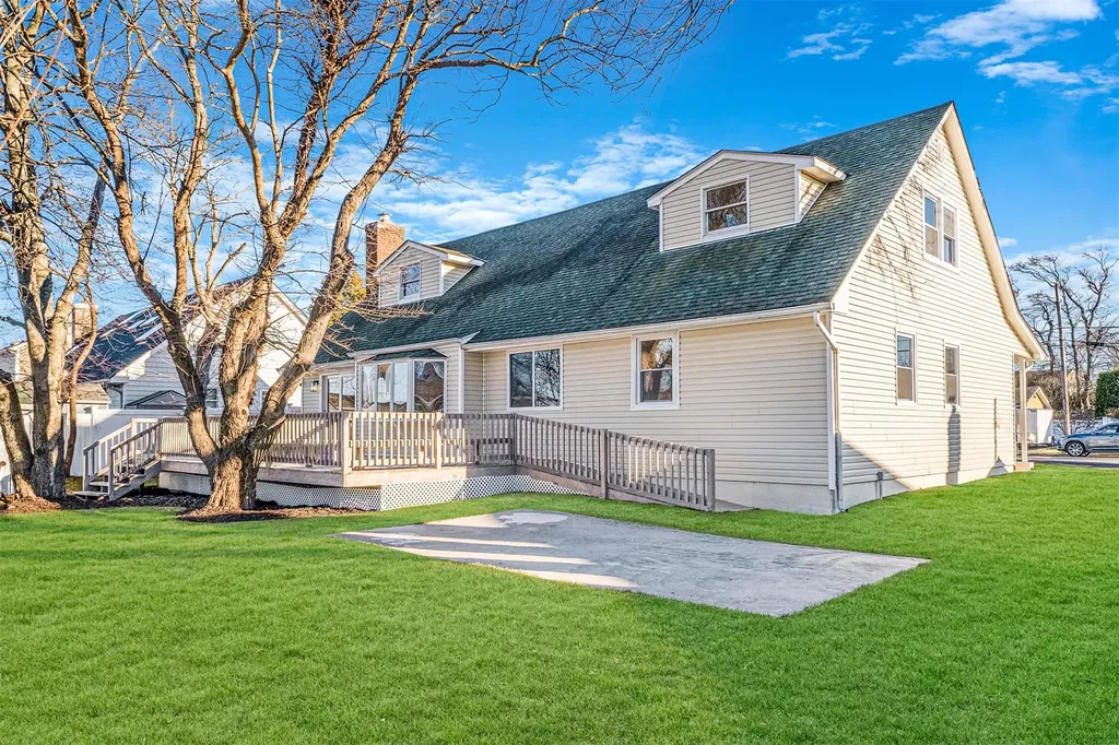 305 Dolphin Lane West Babylon NY 11704