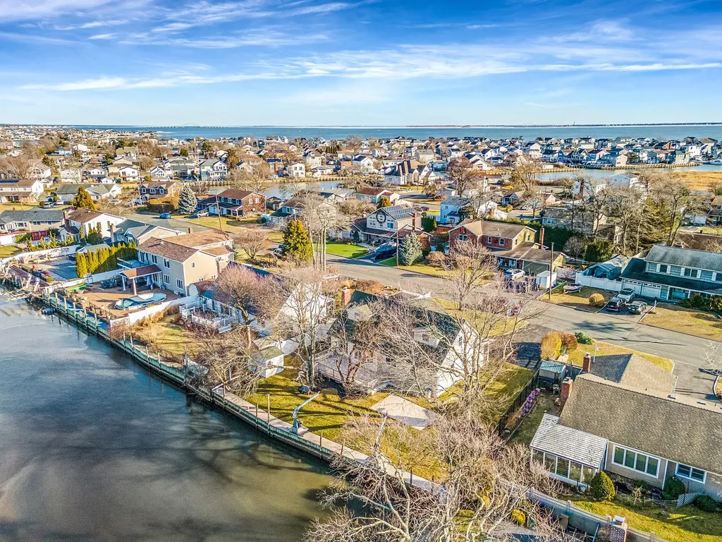 305 Dolphin Lane West Babylon NY 11704
