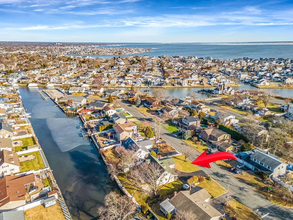 305 Dolphin Lane West Babylon NY 11704