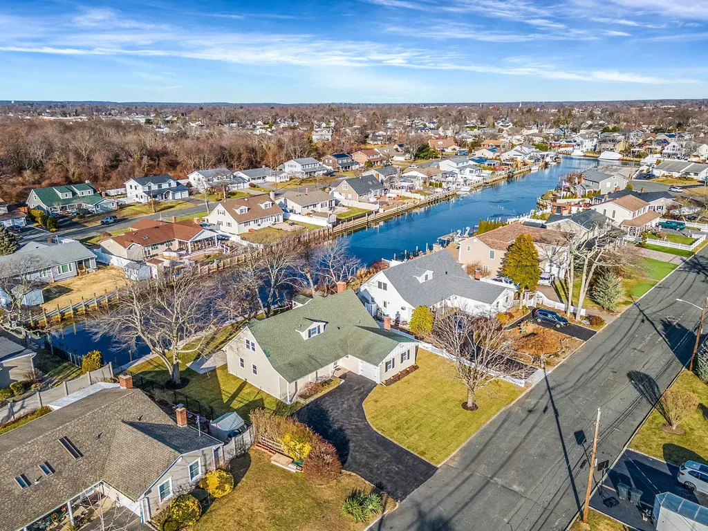 305 Dolphin Lane West Babylon NY 11704