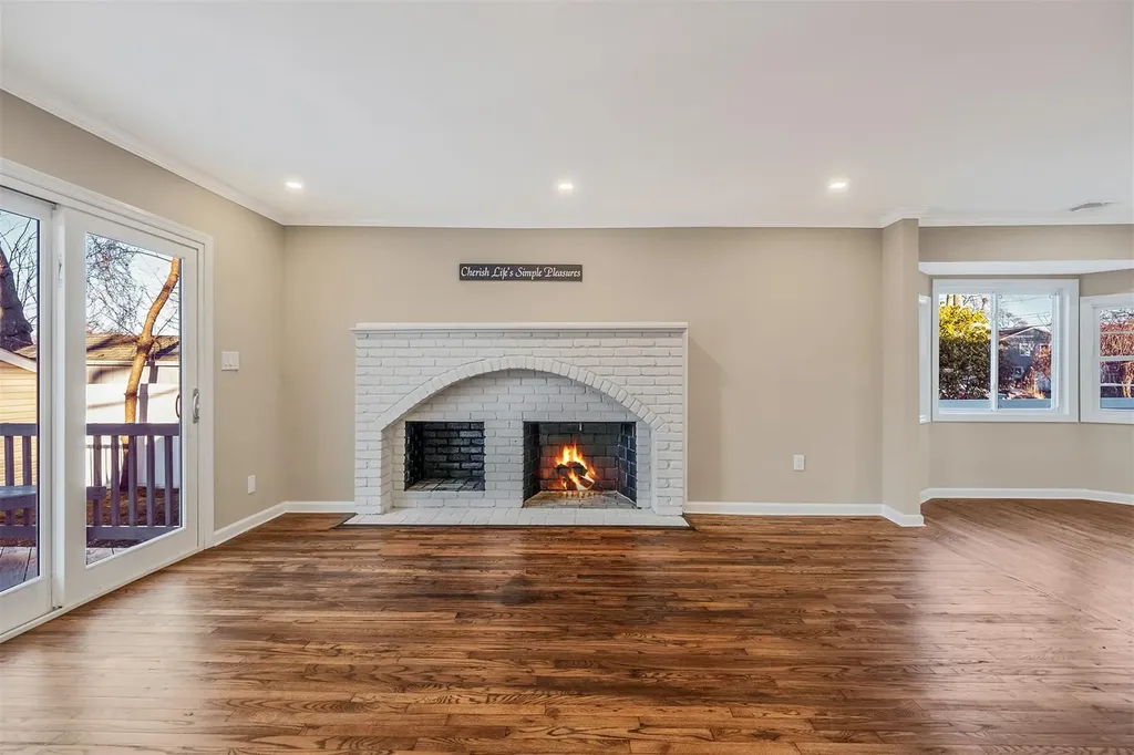 305 Dolphin Lane West Babylon NY 11704