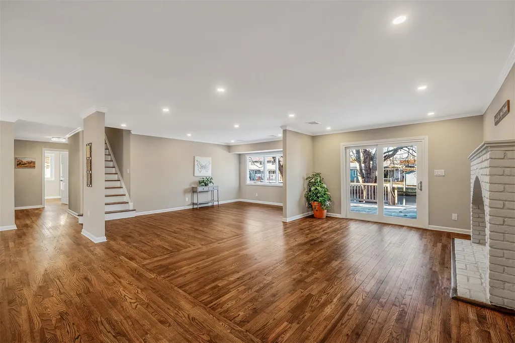 305 Dolphin Lane West Babylon NY 11704