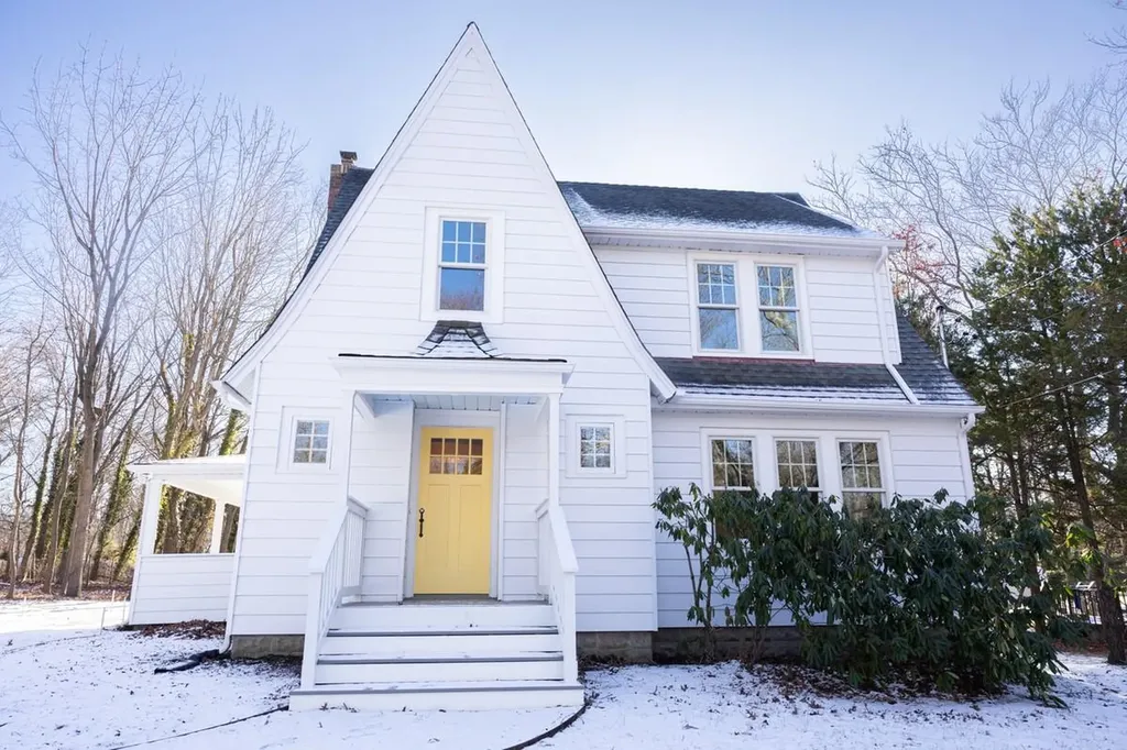 118 Old Post Road East Setauket NY 11733