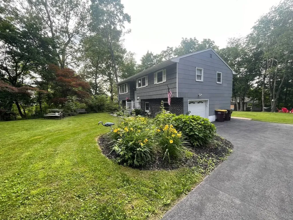 8 Martin Circle Warwick NY 10990
