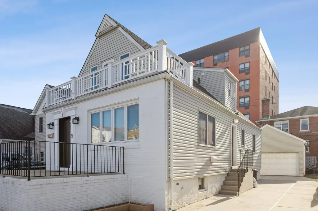 322 E Penn Street Long Beach NY 11561
