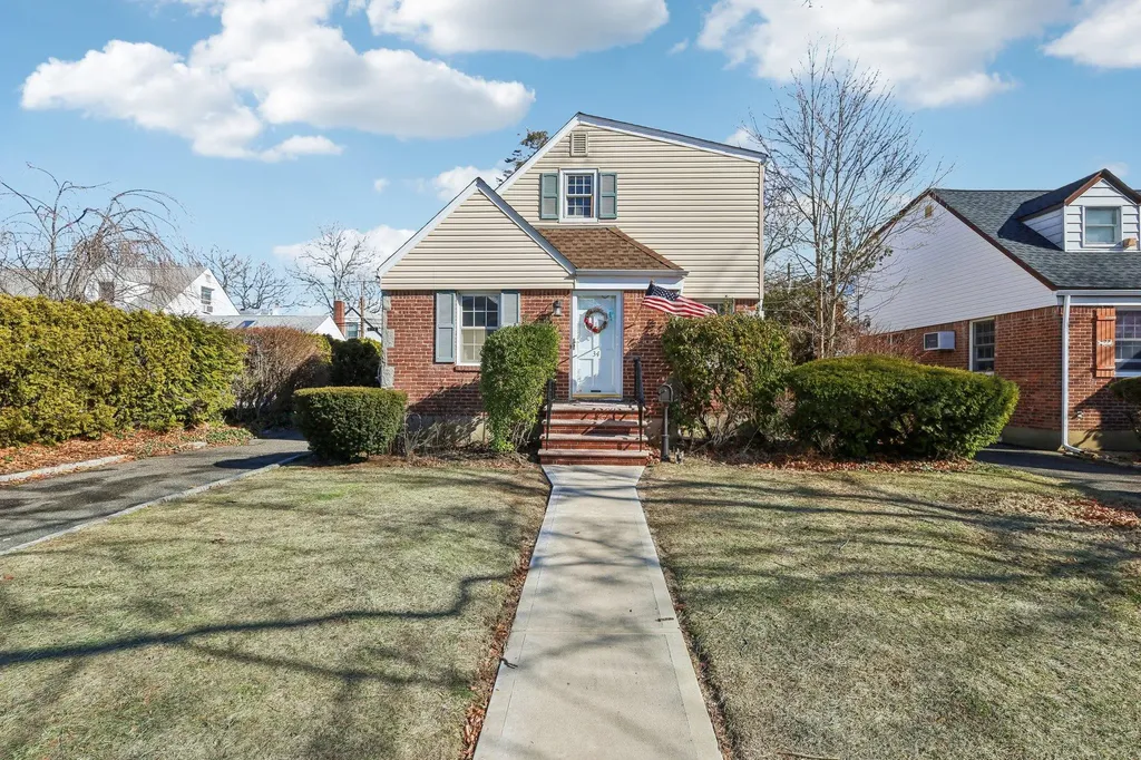 34 Yale Boulevard New Hyde Park NY 11040