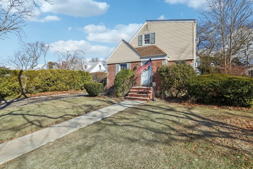 34 Yale Boulevard New Hyde Park NY 11040