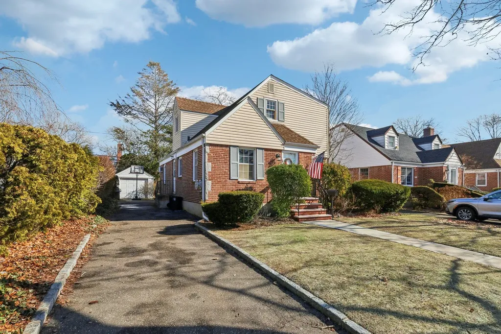 34 Yale Boulevard New Hyde Park NY 11040