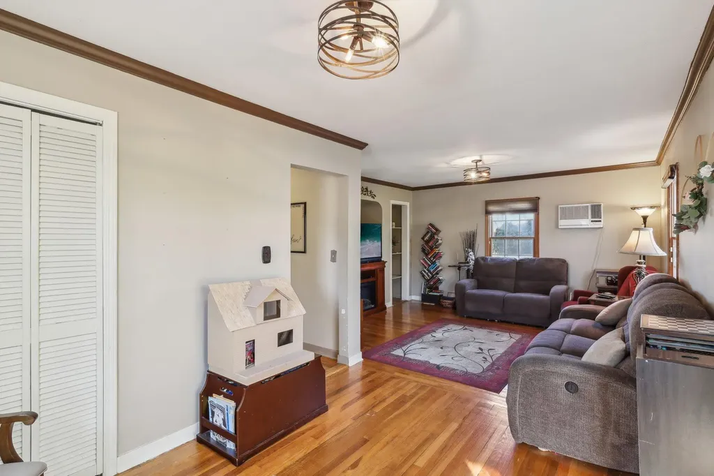 34 Yale Boulevard New Hyde Park NY 11040