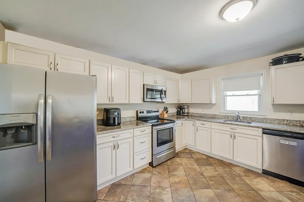 5 Stuart Road Shirley NY 11967