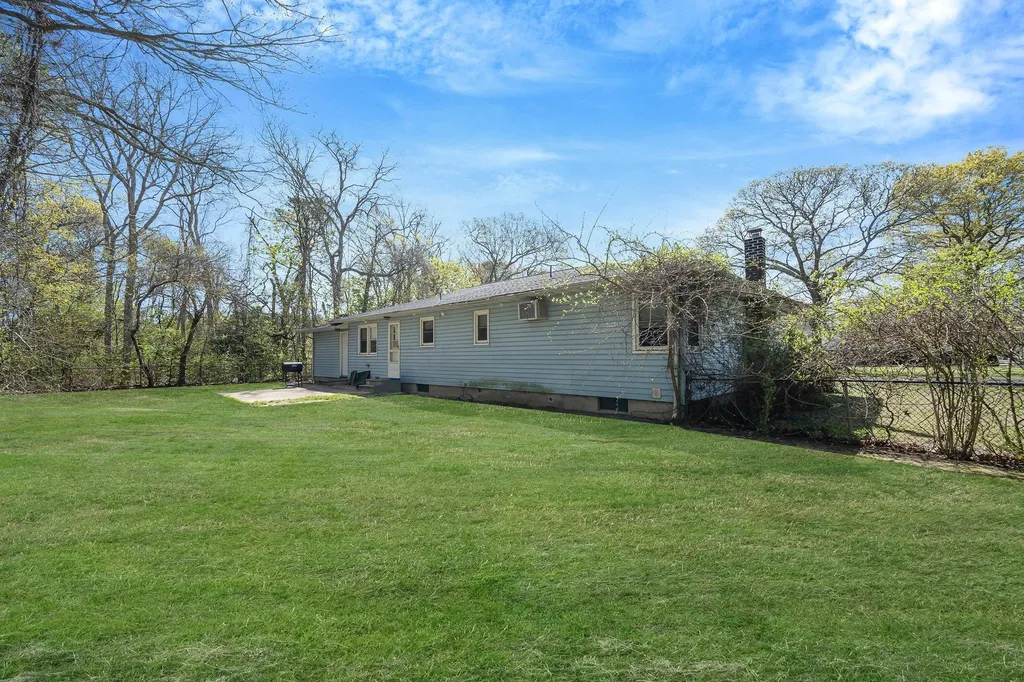 5 Stuart Road Shirley NY 11967