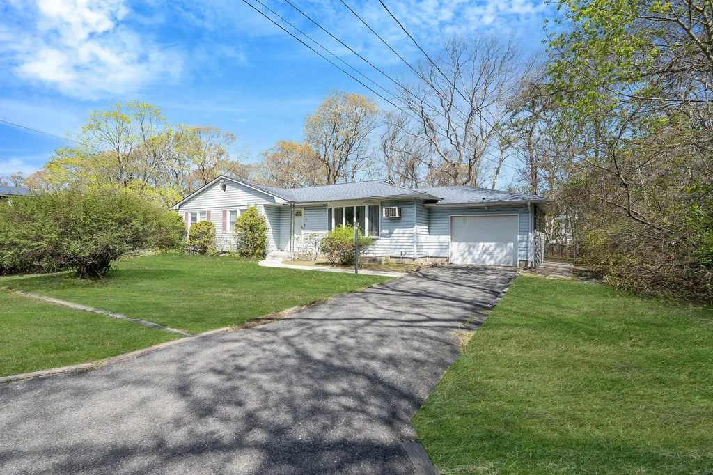 5 Stuart Road Shirley NY 11967