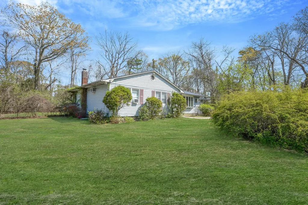 5 Stuart Road Shirley NY 11967