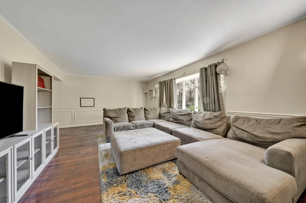 5 Stuart Road Shirley NY 11967