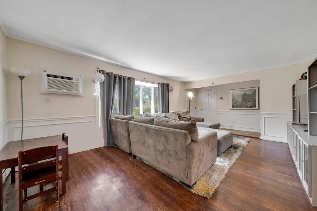 5 Stuart Road Shirley NY 11967